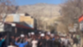 تظاهرات خشمگینانه مردم آبدانان در حمایت از معلم بازداشت شده