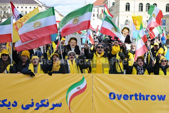 انعکاس خبرگزاری آسوشیتدپرس از تظاهرات ایرانیان آزاده و یاران شورشگر در مونیخ همزمان با کنفرانس امنیتی مونیخ انعکاس خبرگزاری آسوشیتدپرس از تظاهرات ایرانیان آزاده و یاران شورشگر در مونیخ همزمان با کنفرانس امنیتی مونیخ