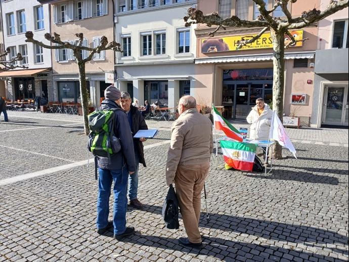 وینترتور سوئیس - برگزاری میز کتاب توسط هواداران سازمان مجاهدین در حمایت از قیام سراسری مردم ایران - ۲۴بهمنماه وینترتور سوئیس - برگزاری میز کتاب توسط هواداران سازمان مجاهدین در حمایت از قیام سراسری مردم ایران - ۲۴بهمنماه