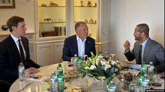 از راست: بدر البو سعیدی وزیر امور خارجه عمان، استیو ویتکاف فرستاده ویژه ترامپ، و جرد کوشنر مشاور ارشد رئیس‌جمهور آمریکا