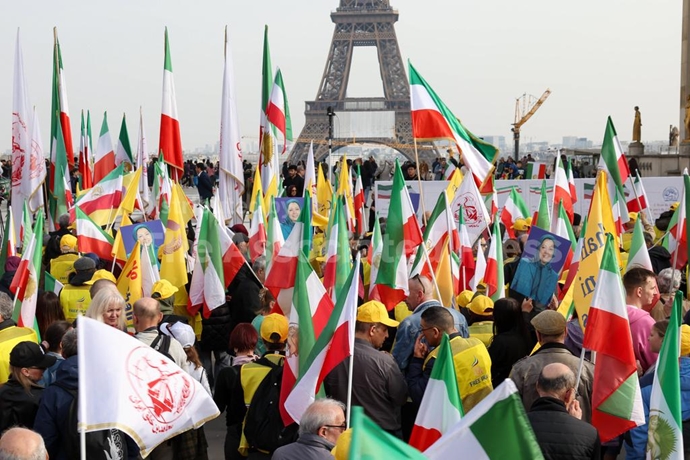 گزارش تصویری آسوشیتدپرس از تظاهرات ایرانیان آزاده در پاریس گزارش تصویری آسوشیتدپرس از تظاهرات ایرانیان آزاده در پاریس