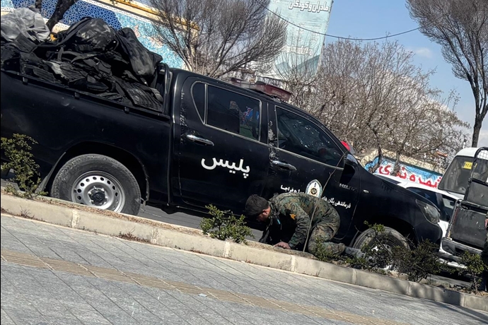 خودروهای نظامی آسیب‌دیده پس از هدف قرار گرفتن مجموعه ورزشی بعثت در تهران