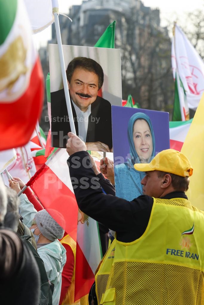 گزارش تصویری آسوشیتدپرس از تظاهرات ایرانیان آزاده در پاریس گزارش تصویری آسوشیتدپرس از تظاهرات ایرانیان آزاده در پاریس