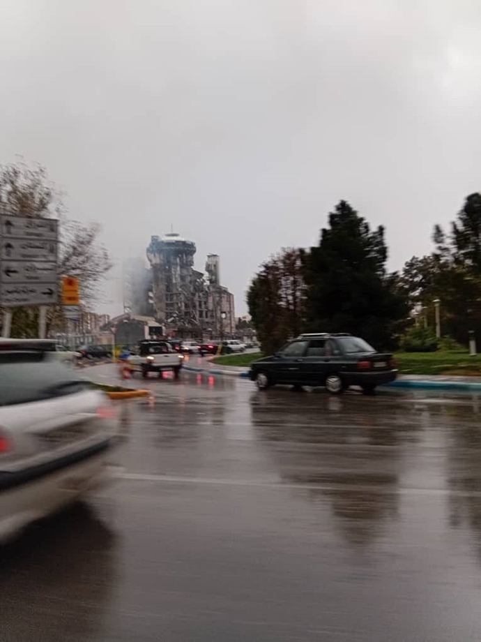 ساختمان اپتیک صاایران در بلوار کاوه اصفهان پس از حملۀ هوایی