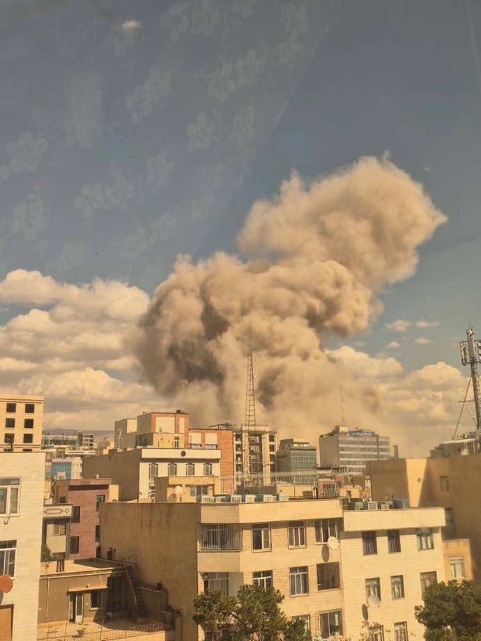 تصاویری از انفجارهای گسترده ناشی از حملات موشکی در تهران حوالی سیدخندان و چهار راه قصر