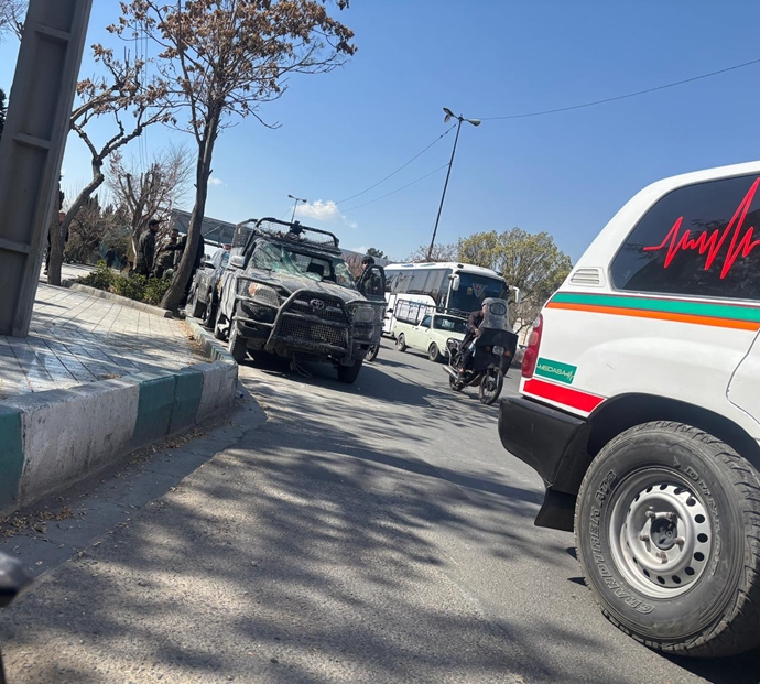 خودروهای نظامی آسیب‌دیده پس از هدف قرار گرفتن مجموعه ورزشی بعثت در تهران