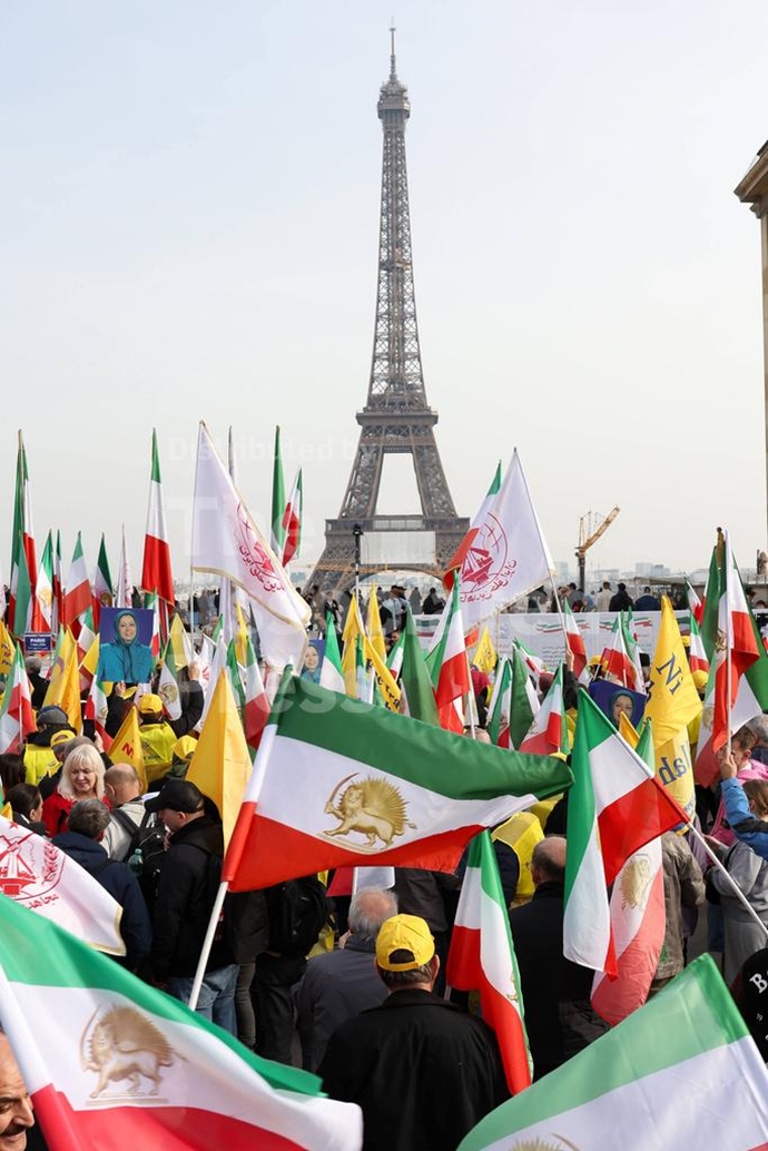 گزارش تصویری آسوشیتدپرس از تظاهرات ایرانیان آزاده در پاریس گزارش تصویری آسوشیتدپرس از تظاهرات ایرانیان آزاده در پاریس