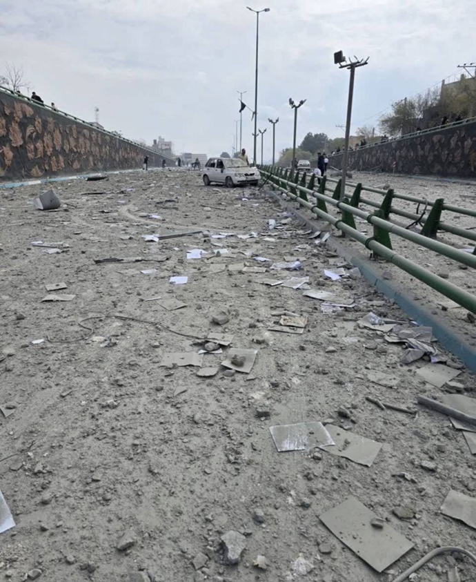 ساختمان اپتیک صاایران در بلوار کاوه اصفهان پس از حملۀ هوایی