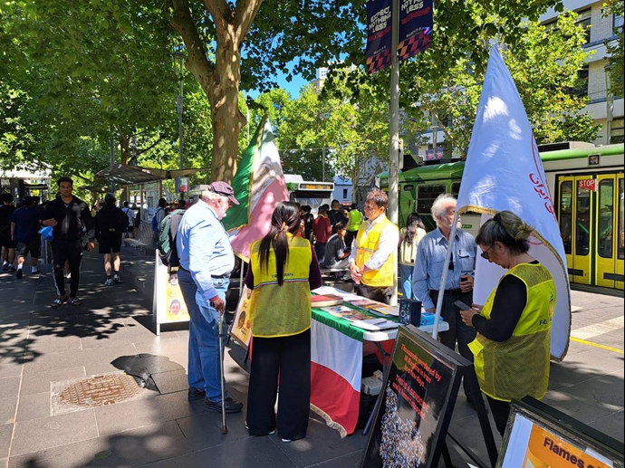 ملبورن استرالیا - برگزاری میز کتاب ایرانیان آزاده در مقابل سفارت آخوندها در حمایت از قیام سراسری مردم ایران - ۱۴اسفند