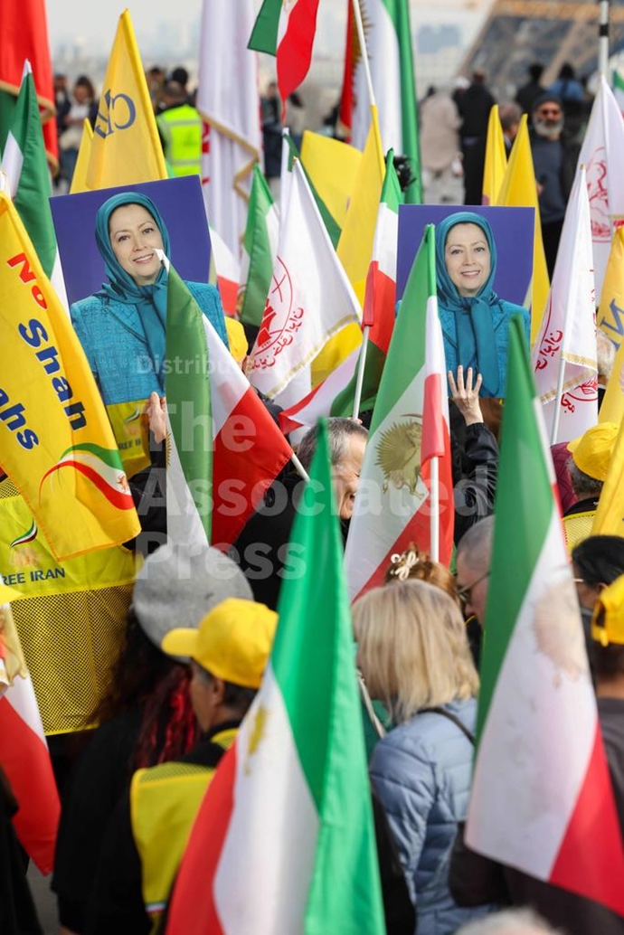 گزارش تصویری آسوشیتدپرس از تظاهرات ایرانیان آزاده در پاریس گزارش تصویری آسوشیتدپرس از تظاهرات ایرانیان آزاده در پاریس