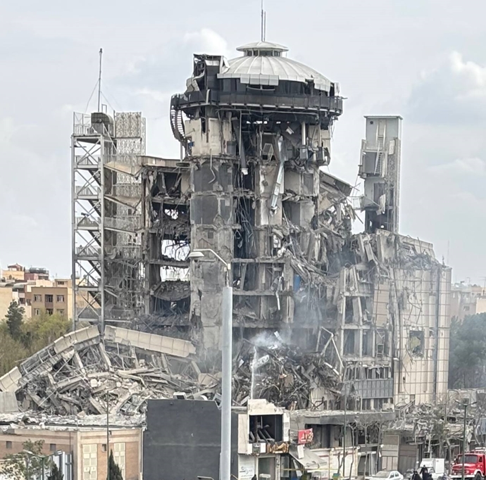 ساختمان اپتیک صاایران در بلوار کاوه اصفهان پس از حملۀ هوایی