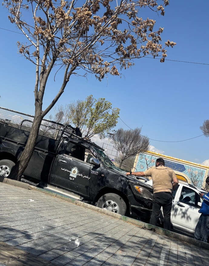 خودروهای نظامی آسیب‌دیده پس از هدف قرار گرفتن مجموعه ورزشی بعثت در تهران