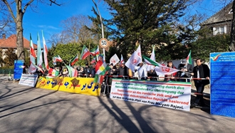 برلین - به اهتزاز درآمدن پرچم شیر و خورشید توسط ایرانیان آزاده بر روی سفارت ایران در این شهر 