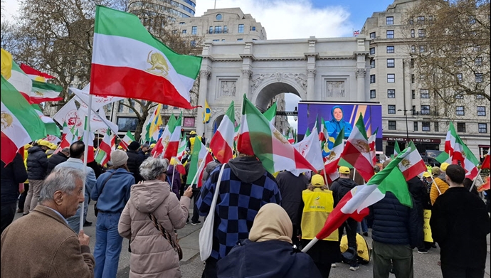 تظاهرات ایرانیان در لندن در حمایت از دولت موقت و جمهوری دموکراتیک در ایران