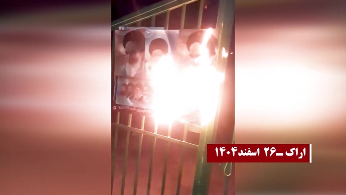 آتش زدن تصاویر سران منحوس رژیم توسط جوانان شورشگر در شهرهای میهن