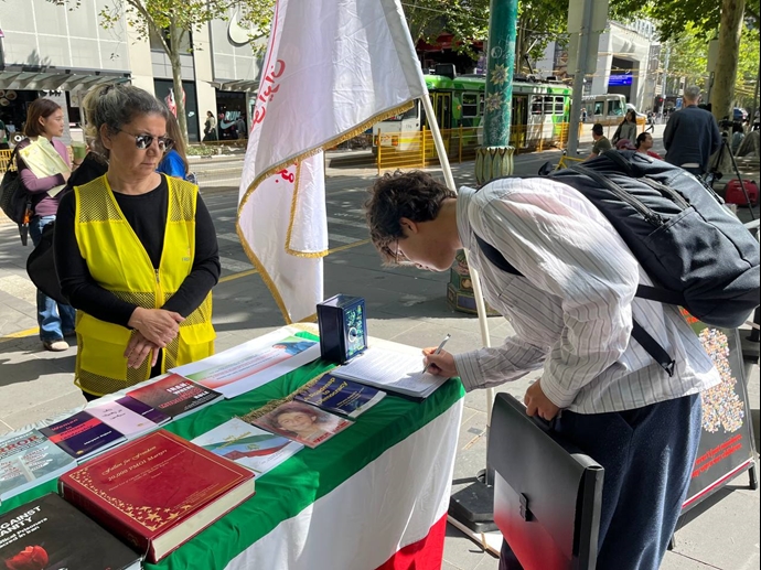 ملبورن استرالیا - برگزاری میز کتاب ایرانیان آزاده در مقابل سفارت آخوندها در حمایت از قیام سراسری مردم ایران - ۱۴اسفند