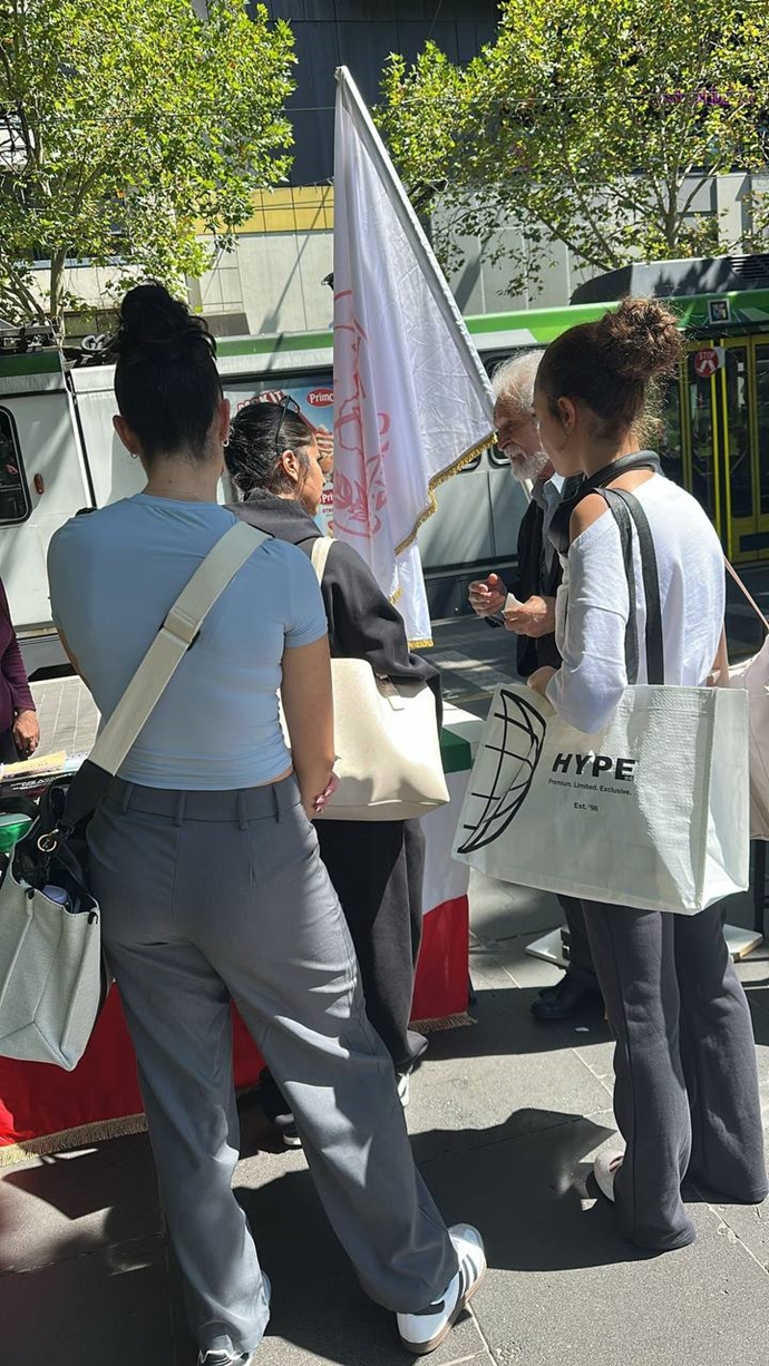 ملبورن استرالیا - برگزاری میز کتاب ایرانیان آزاده در مقابل سفارت آخوندها در حمایت از قیام سراسری مردم ایران - ۱۴اسفند