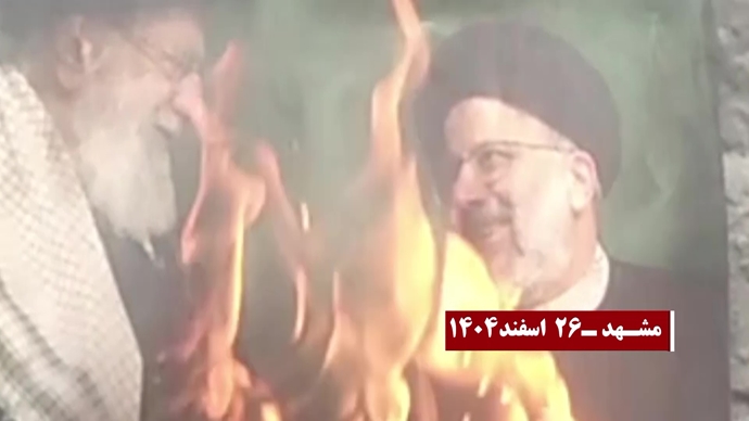 آتش زدن تصاویر سران منحوس رژیم توسط جوانان شورشگر در شهرهای میهن