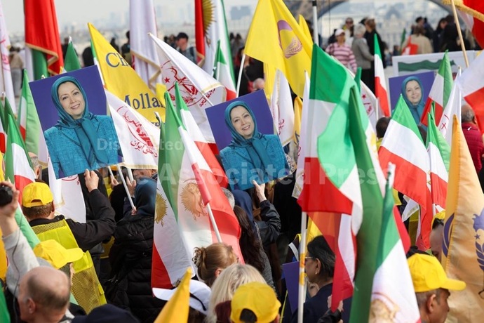 گزارش تصویری آسوشیتدپرس از تظاهرات ایرانیان آزاده در پاریس گزارش تصویری آسوشیتدپرس از تظاهرات ایرانیان آزاده در پاریس