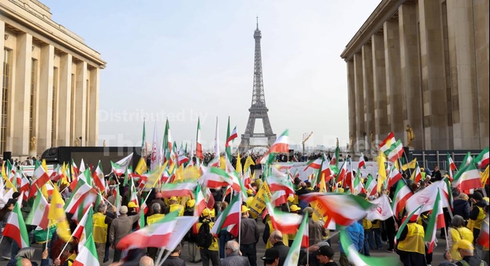 گزارش تصویری آسوشیتدپرس از تظاهرات ایرانیان آزاده در پاریس گزارش تصویری آسوشیتدپرس از تظاهرات ایرانیان آزاده در پاریس