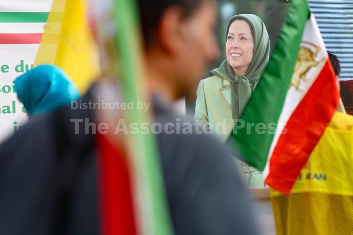 گزارش تصویری آسوشیتدپرس از تظاهرات ایرانیان آزاده در پاریس گزارش تصویری آسوشیتدپرس از تظاهرات ایرانیان آزاده در پاریس