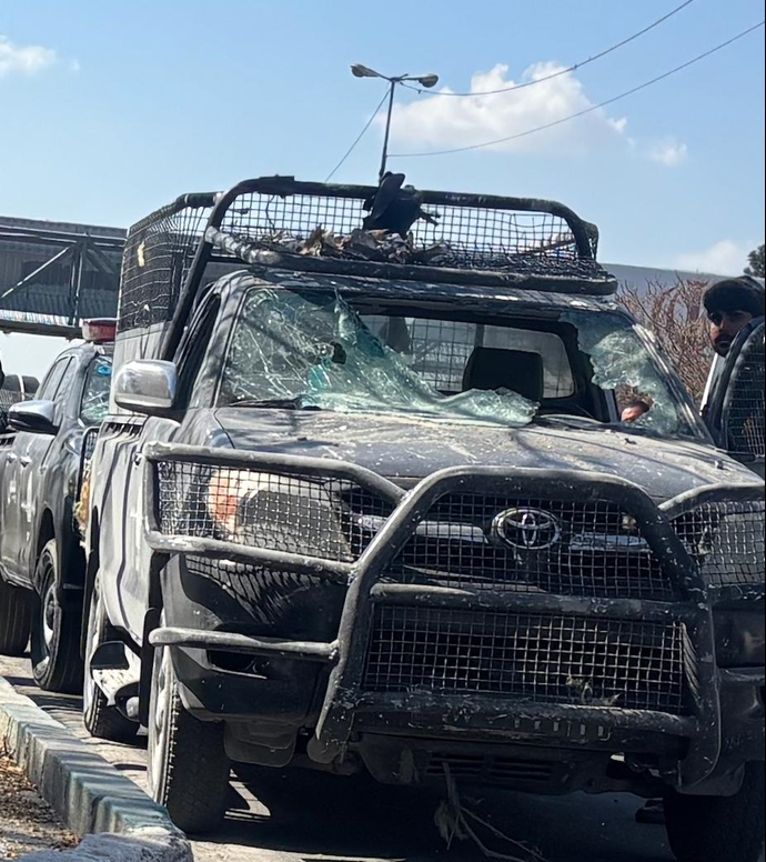 خودروهای نظامی آسیب‌دیده پس از هدف قرار گرفتن مجموعه ورزشی بعثت در تهران