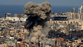 دود سیاه ناشی از حمله هوایی اسراییل به یک هدف حزب‌الله وابسته به رژیم ایران در جنوب بیروت