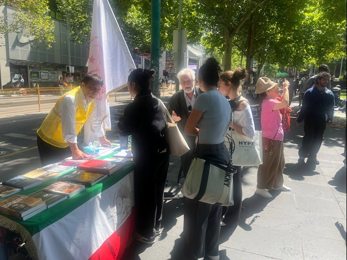 ملبورن استرالیا - برگزاری میز کتاب ایرانیان آزاده در مقابل سفارت آخوندها در حمایت از قیام سراسری مردم ایران - ۱۴اسفند