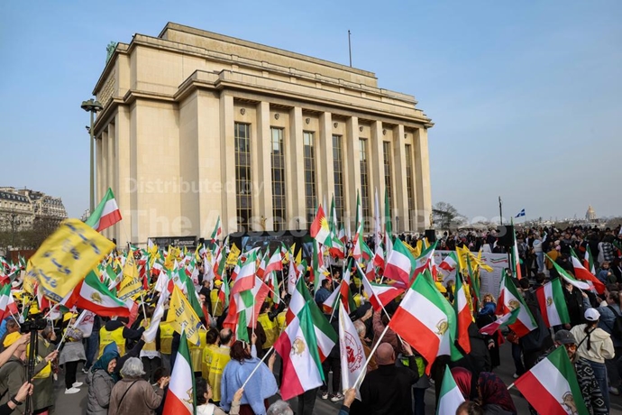 گزارش تصویری آسوشیتدپرس از تظاهرات ایرانیان آزاده در پاریس گزارش تصویری آسوشیتدپرس از تظاهرات ایرانیان آزاده در پاریس