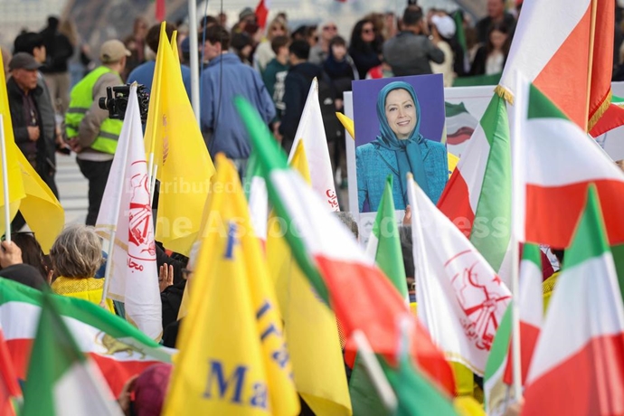 گزارش تصویری آسوشیتدپرس از تظاهرات ایرانیان آزاده در پاریس گزارش تصویری آسوشیتدپرس از تظاهرات ایرانیان آزاده در پاریس