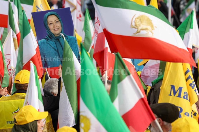 گزارش تصویری آسوشیتدپرس از تظاهرات ایرانیان آزاده در پاریس گزارش تصویری آسوشیتدپرس از تظاهرات ایرانیان آزاده در پاریس