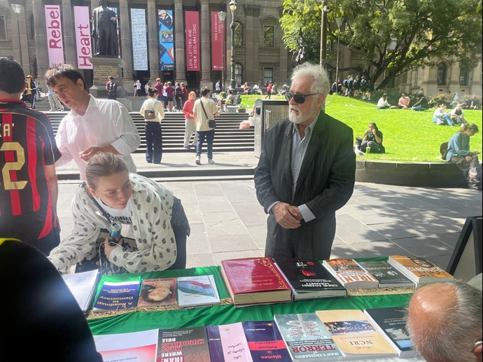 ملبورن استرالیا - برگزاری میز کتاب ایرانیان آزاده در مقابل سفارت آخوندها در حمایت از قیام سراسری مردم ایران - ۱۴اسفند