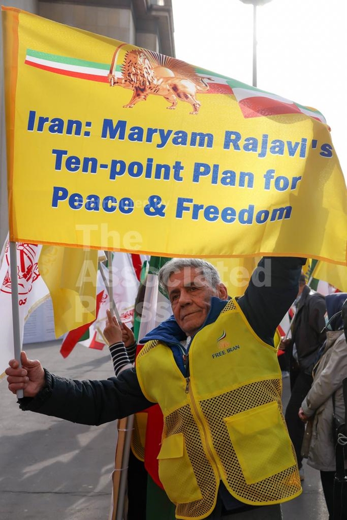 گزارش تصویری آسوشیتدپرس از تظاهرات ایرانیان آزاده در پاریس گزارش تصویری آسوشیتدپرس از تظاهرات ایرانیان آزاده در پاریس