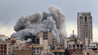 پس از بمب باران، ستونی از دود در تهران به هوا برخاسته است