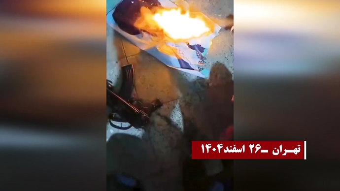 آتش زدن تصاویر سران منحوس رژیم توسط جوانان شورشگر در شهرهای میهن