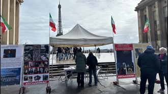 پاریس - میدان تروکادرو - برگزاری میز کتاب توسط هواداران سازمان مجاهدین در حمایت از قیام سراسری 