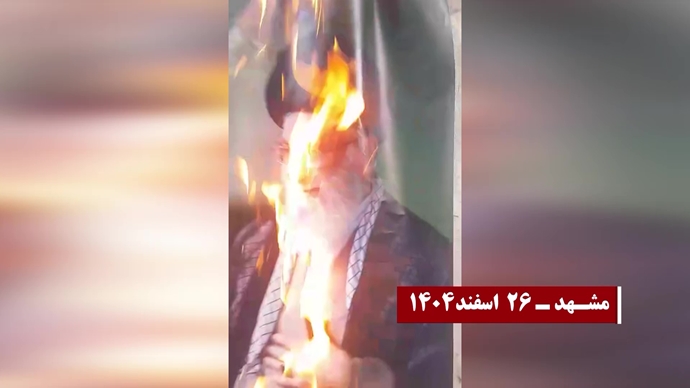 آتش زدن تصاویر سران منحوس رژیم توسط جوانان شورشگر در شهرهای میهن