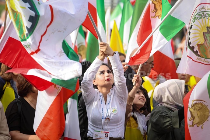 گزارش تصویری آسوشیتدپرس از تظاهرات ایرانیان آزاده در پاریس گزارش تصویری آسوشیتدپرس از تظاهرات ایرانیان آزاده در پاریس