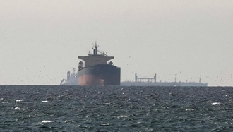 تصویری از توقف کشتی‌ها در تنگه هرمز