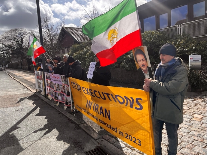 کپنهاگ - آکسیون ایرانیان آزاده در محکومیت اعدام جنایتکارانه زندانیان سیاسی - ۱۸فروردین کپنهاگ - آکسیون ایرانیان آزاده در محکومیت اعدام جنایتکارانه زندانیان سیاسی - ۱۸فروردین