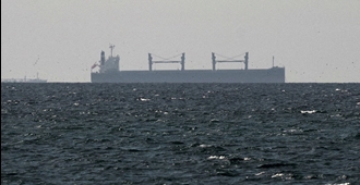 یک کشتی باری در خلیج‌فارس، نزدیک تنگه هرمز