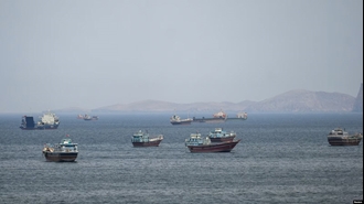 تصویری از انتظار کشتی‌های برای عبور از تنگه هرمز