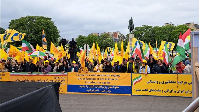 تظاهرات بزرگ ایرانیان در پاریس در محکومیت اعدام مجاهدان قهرمان و شورشگران دلیر - ۲۲ فروردین ۱۴۰۵