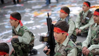 تصویری از کودک بسیجیان مقابل سفارت سابق آمریکا در تهران