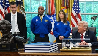 دونالد ترامپ در جریان دیدار با فضانوردان مأموریت «آرتمیس ۲» 