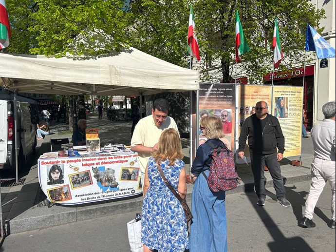 پاریس - میز کتاب هواداران مجاهدین خلق و نمایشگاه عکس سربداران مجاهد و شورشگران - ۱۹فروردین ۱۴۰۵ پاریس - میز کتاب هواداران مجاهدین خلق و نمایشگاه عکس سربداران مجاهد و شورشگران - ۱۹فروردین ۱۴۰۵