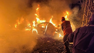 نیروهای امداد و نجات در محل حمله هوایی اسراییل در بیروت در روز چهارشنبه