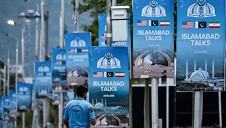 پوسترهایی که نقش میانجی‌گری پاکستان در مذاکرات رژیم ایران و آمریکا را برجسته می‌کنند