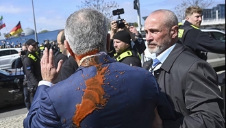 بچه شاه در برلین با سس گوجه فرنگی مورد حمله قرار گرفت