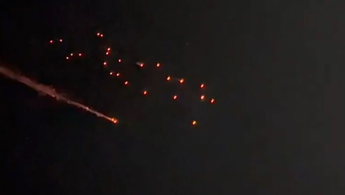 مهمات فرعی یک موشک بالستیک ایرانی حامل کلاهک بمب خوشهای در آسمان مرکز اسراییل میگذرد